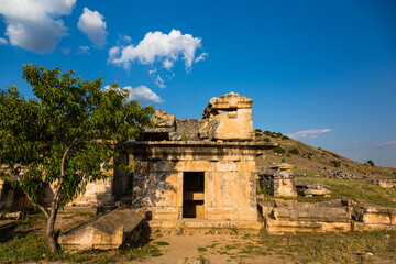 トルコ　ヒエラポリス・パムッカレのヒエラポリス遺跡の巨大墓地、ネクロポリス