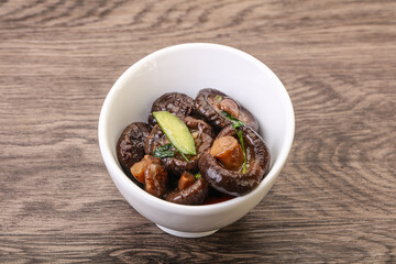Marinated shiitake mushrooms with herbs