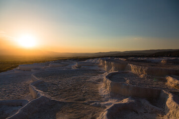トルコ　ヒエラポリス・パムッカレの石灰棚とサンセットで沈みゆく太陽