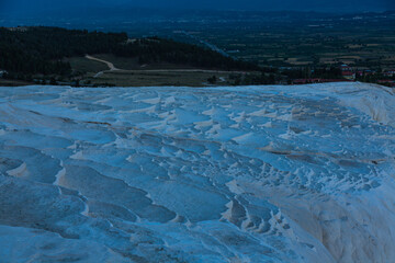 トルコ　夕暮れ時のヒエラポリス・パムッカレの石灰棚