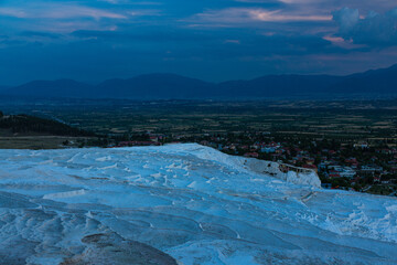 トルコ　夕暮れ時のヒエラポリス・パムッカレの石灰棚と石灰華段丘からの風景