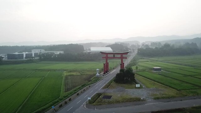 【山形】朝靄の羽黒山大鳥居