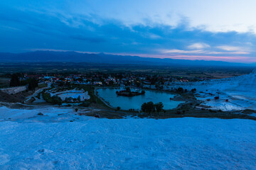 トルコ　夕暮れ時のヒエラポリス・パムッカレの石灰華段丘からの風景