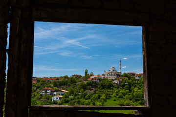 トルコ　サフランボルの旧市街の街並みと丘の上に建つウル・モスク