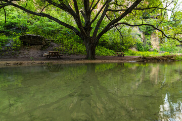 Fototapeta na wymiar トルコ　サフランボル近郊のインセカヤにあるトカトリ峡谷を流れる川