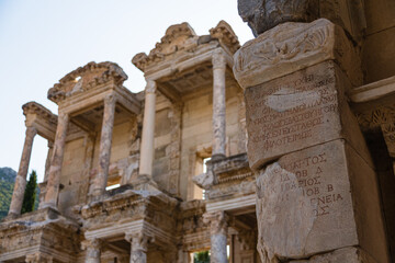 トルコ　エフェソスの古代都市遺跡にある世界三代図書館の一つのセルシウス図書館