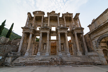 トルコ　エフェソスの古代都市遺跡にある世界三代図書館の一つセルシウス図書館