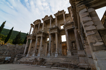 トルコ　エフェソスの古代都市遺跡にある世界三代図書館の一つのセルシウス図書館