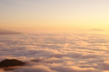 優しい雰囲気の夜明けの空の下に広がるフワフワした一面の雲海。夢の中の天国のような幻想的な風景。