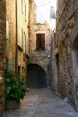 Une ruelle au centre de  la petite ville de Joyeuse dans le sud Ardèche en France