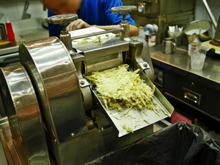 シンガポールのホーカーズ（屋台）のサトウキビジュース屋のサトウキビ絞り機（サトウキビジューサー）