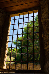 トルコ　シリンジェにある聖ヨハネ教会の窓から見える風景