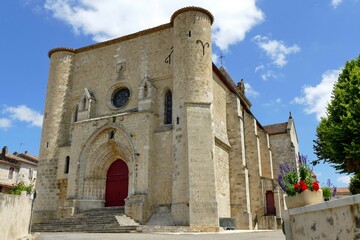 Fototapeta na wymiar Façade de l’église Saint-Jean-Baptiste à Mézin