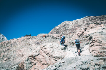 Fototapeta premium coppia che cammina in montagna. Trekking in montagna