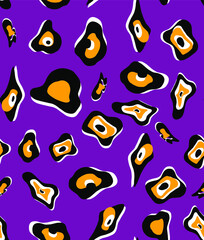 Naklejka premium Abstract Hand Drawing Large Geometric Evil Eye Bead Shaped Leopard Skin Seamless Vector Pattern Isolated Royal Blue Background