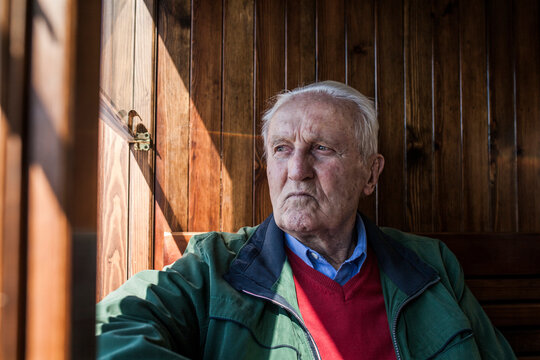 Journey to the memory of an old man in the train of his youth