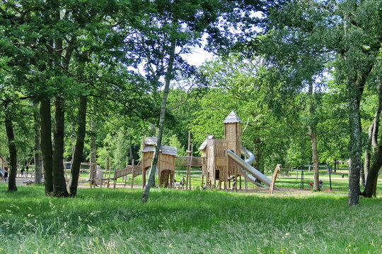 Jeux pour enfants dans un parc.