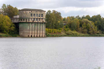 Obraz premium The old water intake building on the river