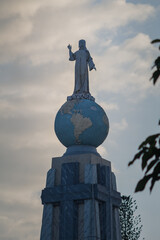 statue of Salvador del Mundo