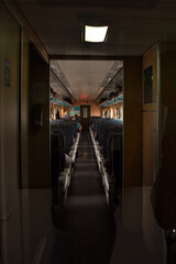 Vista de los asientos de un vagón de trem
