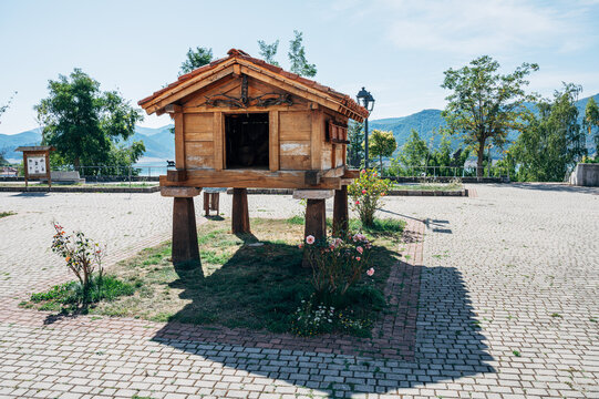 Classical lion horreo photographed in Riano