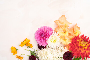 Obraz na płótnie Canvas Beautiful fall floral bouquet with fresh dahlias