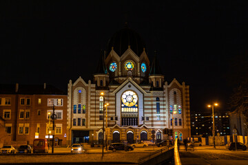 Naklejka premium KALININGRAD, RUSSIA - MARCH 12, 2021: New Liberal Synagogue in Kaliningrad at night.