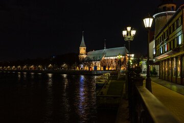 Obraz premium KALININGRAD, RUSSIA - MARCH 12, 2021: Konigsberg Cathedral (circa 1333) on Kant Island (formerly Kneiphof) of the Pregel (Pregolya) River at night.
