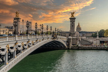 Coucher de soleil sur le pont Alexandre III et le palais des invalides à Paris