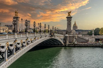 Fotobehang Pont Alexandre III Coucher de soleil sur le pont Alexandre III et le palais des invalides à Paris