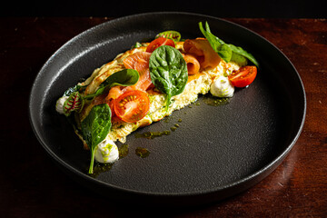 omelet with spinach and tomato