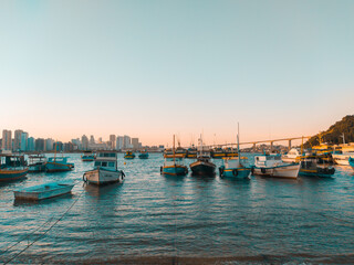 Fototapeta premium Pôr do sol na prainha com vista para os barcos, Baia de vitória, ES