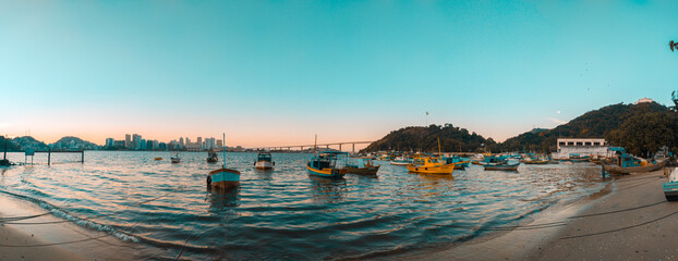 Pôr do sol na prainha com vista para os barcos, Baia de vitória, ES