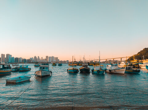 P&ocirc;r do sol na prainha com vista para os barcos, Baia de vit&oacute;ria, ES