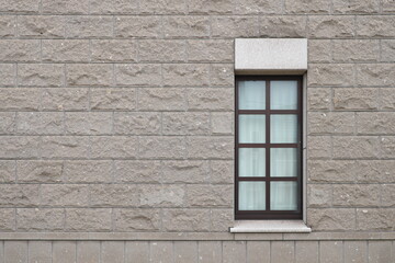 石壁とレトロ風な窓