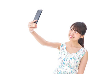 自撮り・ライブ配信をする若い女性