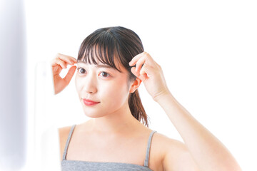 スキンケアをする若い女性