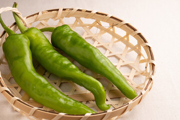 竹籠に置かれたししとう