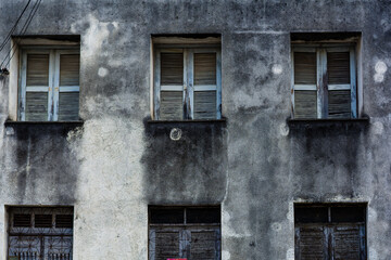 Fototapeta na wymiar old house with windows