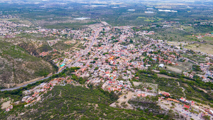 Bernal, un pueblo del estado mexicano de Querétaro, localizado en el municipio de Ezequiel Montes conocido por estar localizado al pie de la Peña de Bernal, el tercer monolito más grande del mundo.