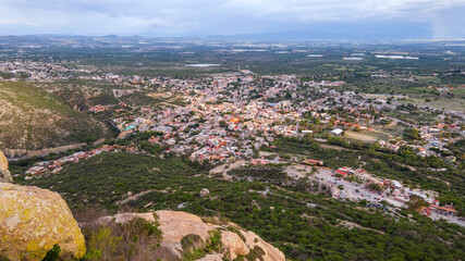 Bernal, un pueblo del estado mexicano de Querétaro, localizado en el municipio de Ezequiel Montes conocido por estar localizado al pie de la Peña de Bernal, el tercer monolito más grande del mundo.