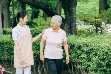 高齢者と介護福祉士

