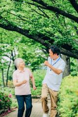 Fototapeta premium 高齢者と介護福祉士 