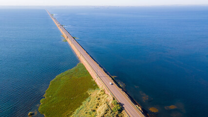Travessia do Rio Paraná, entre os estados do Mato Grosso do Sul e São Paulo. Ao fundo a ponte...