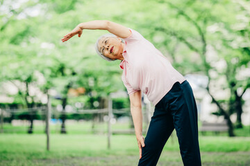 運動をする高齢者女性

