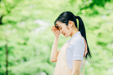 Naklejka premium エプロンをつけた女性（頭） 