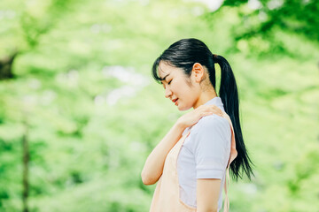 エプロンをつけた女性（肩）
