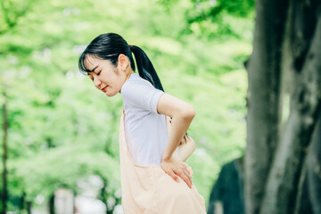エプロンをつけた女性（腰）  © buritora