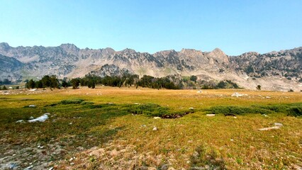 Fototapeta na wymiar landscape of rocky mountains in beehive basin montana