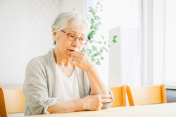 憂鬱な表情の高齢者女性
